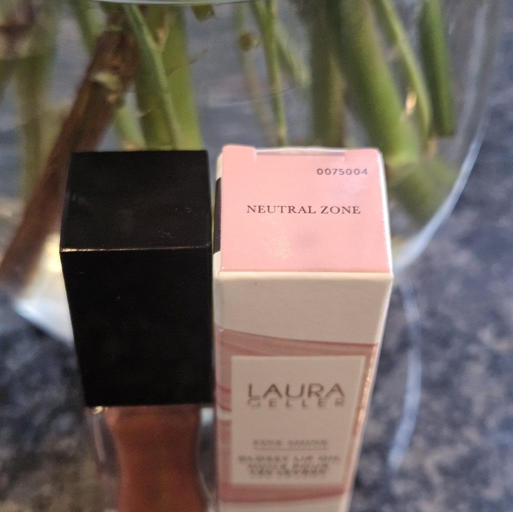 Laura Geller Fine Shine Glossy Lip Oil - Picture 4 of 14